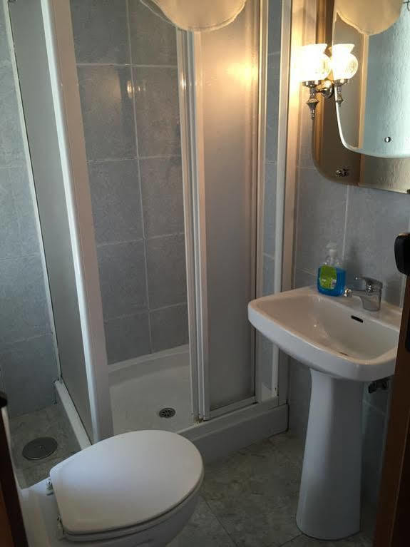 Hostal Londres Гранада Екстер'єр фото